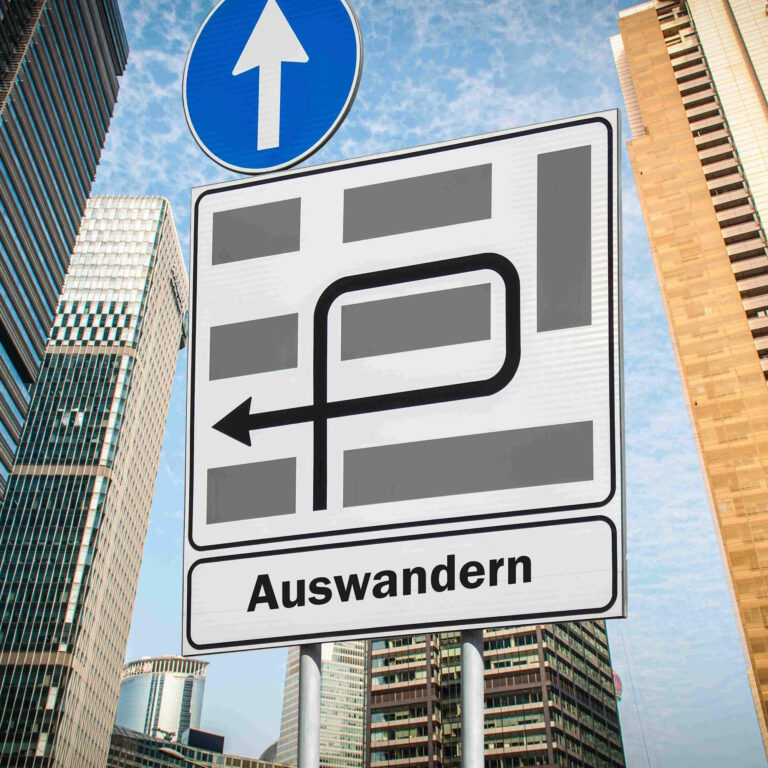 Straßenschild mit Text Auswandern, als Zeichen für einen Auslandsumzug mit einem Umzugsunternehmen für Auslandsumzüge