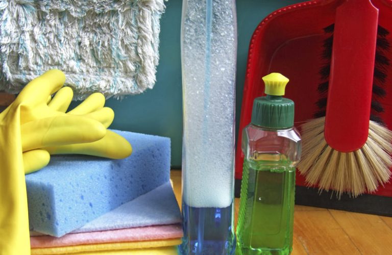 Reinigungsmittel , Handfeger und Schaufel und Gummihandschuhe